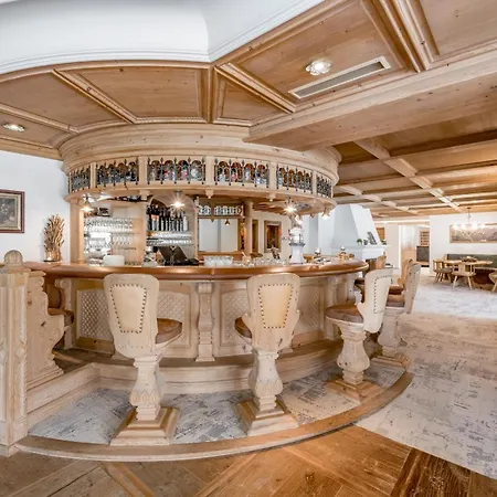 ホテル Wellness & Alpenhof エールヴァルト